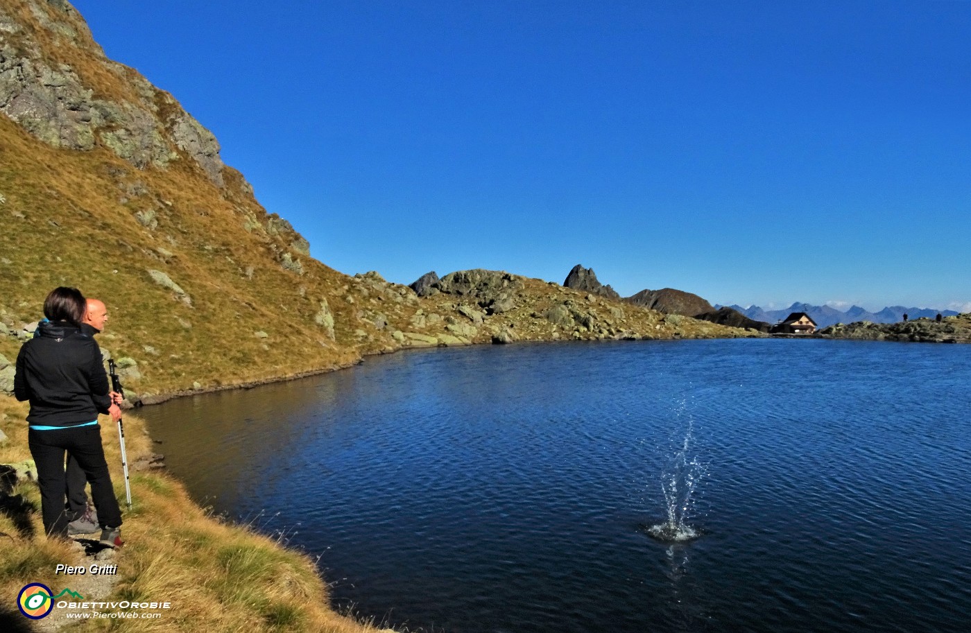 06 Al Lago Piazzotti con vista sul Rif. Benigni.JPG -                                